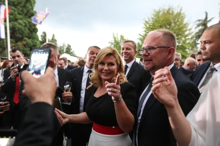 STISNULI SE POD &Scaron;ATORE: Pogledajte kako je pljusak rastjerao uzvanike na prijemu kod predsjednice povodom Dana državnosti