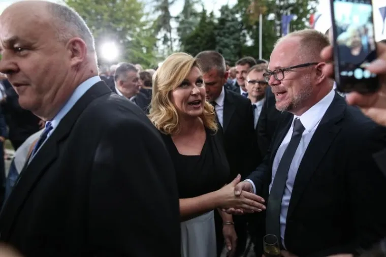 STISNULI SE POD &Scaron;ATORE: Pogledajte kako je pljusak rastjerao uzvanike na prijemu kod predsjednice povodom Dana državnosti