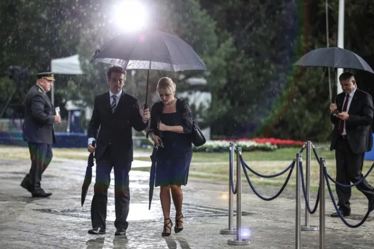 STISNULI SE POD &Scaron;ATORE: Pogledajte kako je pljusak rastjerao uzvanike na prijemu kod predsjednice povodom Dana državnosti