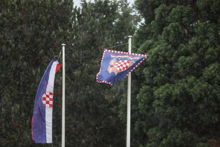 STISNULI SE POD &Scaron;ATORE: Pogledajte kako je pljusak rastjerao uzvanike na prijemu kod predsjednice povodom Dana državnosti