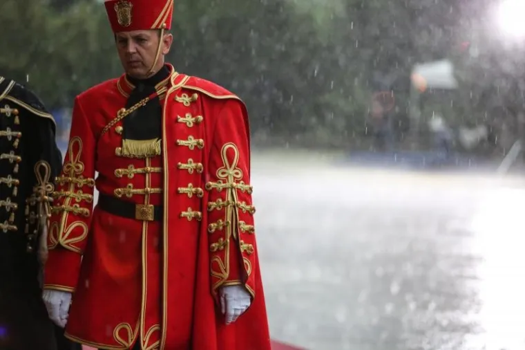 STISNULI SE POD &Scaron;ATORE: Pogledajte kako je pljusak rastjerao uzvanike na prijemu kod predsjednice povodom Dana državnosti