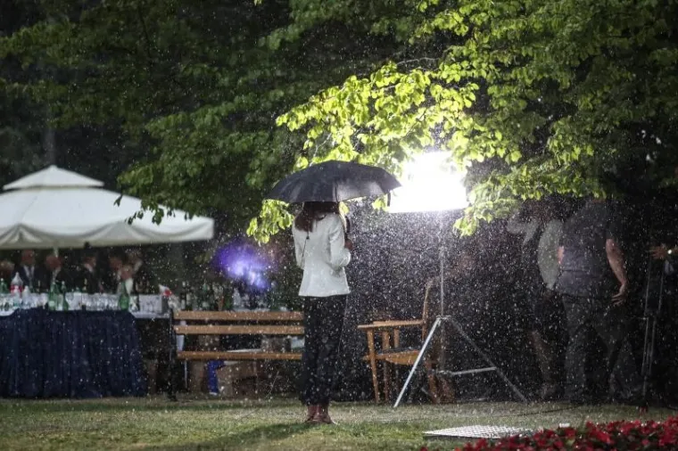 STISNULI SE POD &Scaron;ATORE: Pogledajte kako je pljusak rastjerao uzvanike na prijemu kod predsjednice povodom Dana državnosti