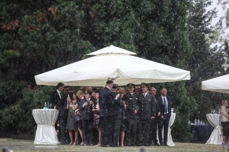 STISNULI SE POD &Scaron;ATORE: Pogledajte kako je pljusak rastjerao uzvanike na prijemu kod predsjednice povodom Dana državnosti
