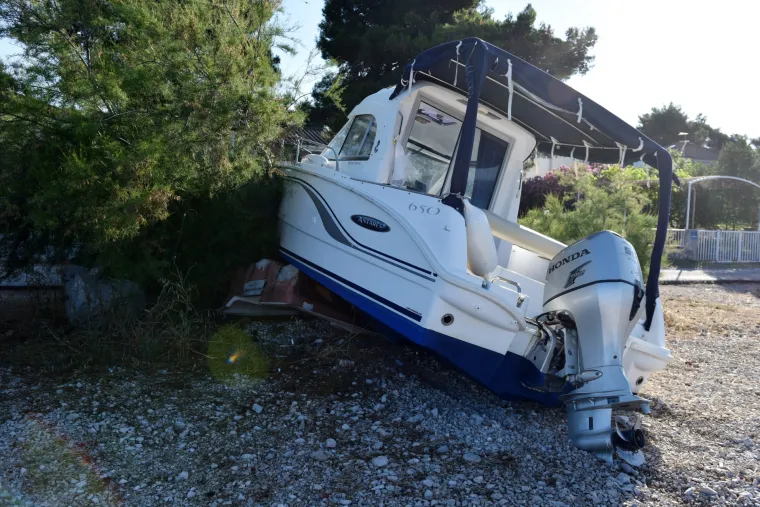 Jadrija: Gliser izletio na plažu i razbio automobil