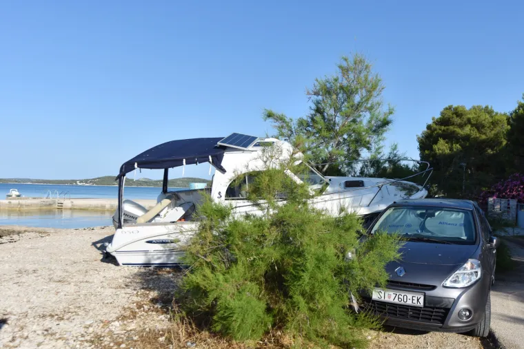 Jadrija: Gliser izletio na plažu i razbio automobil