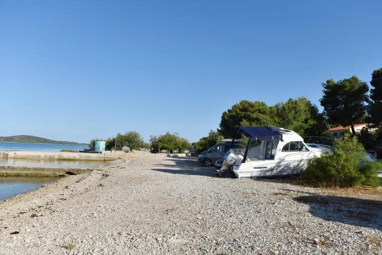 Jadrija: Gliser izletio na plažu i razbio automobil