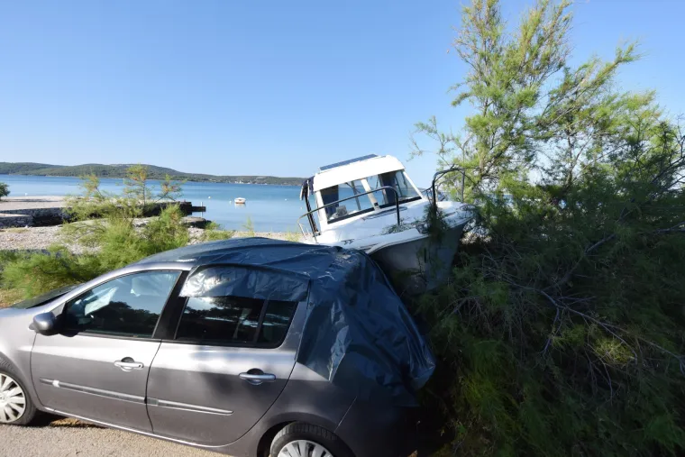 Jadrija: Gliser izletio na plažu i razbio automobil