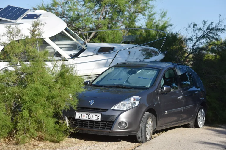 Jadrija: Gliser izletio na plažu i razbio automobil