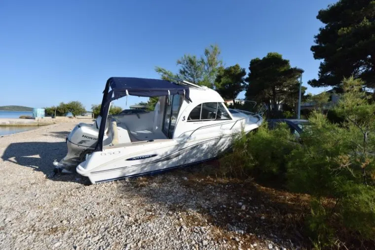 BIZARNA NESREĆA KRAJ &Scaron;IBENIKA: Gliser izletio na obalu i zabio se u automobil