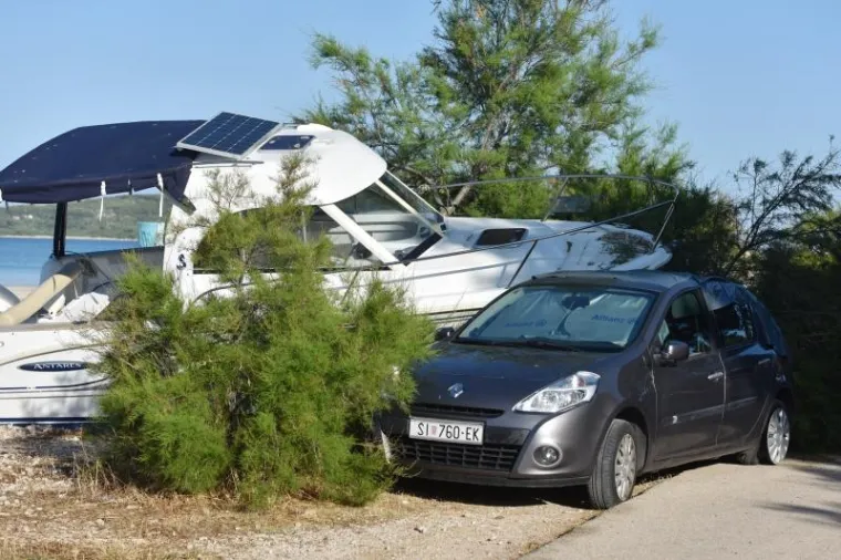 BIZARNA NESREĆA KRAJ &Scaron;IBENIKA: Gliser izletio na obalu i zabio se u automobil