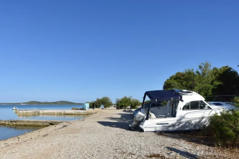 BIZARNA NESREĆA KRAJ &Scaron;IBENIKA: Gliser izletio na obalu i zabio se u automobil