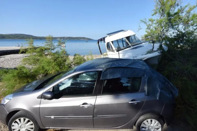 BIZARNA NESREĆA KRAJ &Scaron;IBENIKA: Gliser izletio na obalu i zabio se u automobil