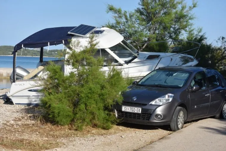 BIZARNA NESREĆA KRAJ &Scaron;IBENIKA: Gliser izletio na obalu i zabio se u automobil