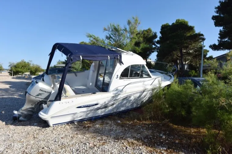 BIZARNA NESREĆA KRAJ &Scaron;IBENIKA: Gliser izletio na obalu i zabio se u automobil