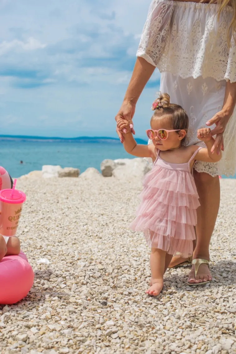 Vi&scaron;e informacija o novoj kolekciji možete pronaći na službenoj Facebook stranici brenda, a u nastavku pogledajte vizuale predivne ljetne kampanje.