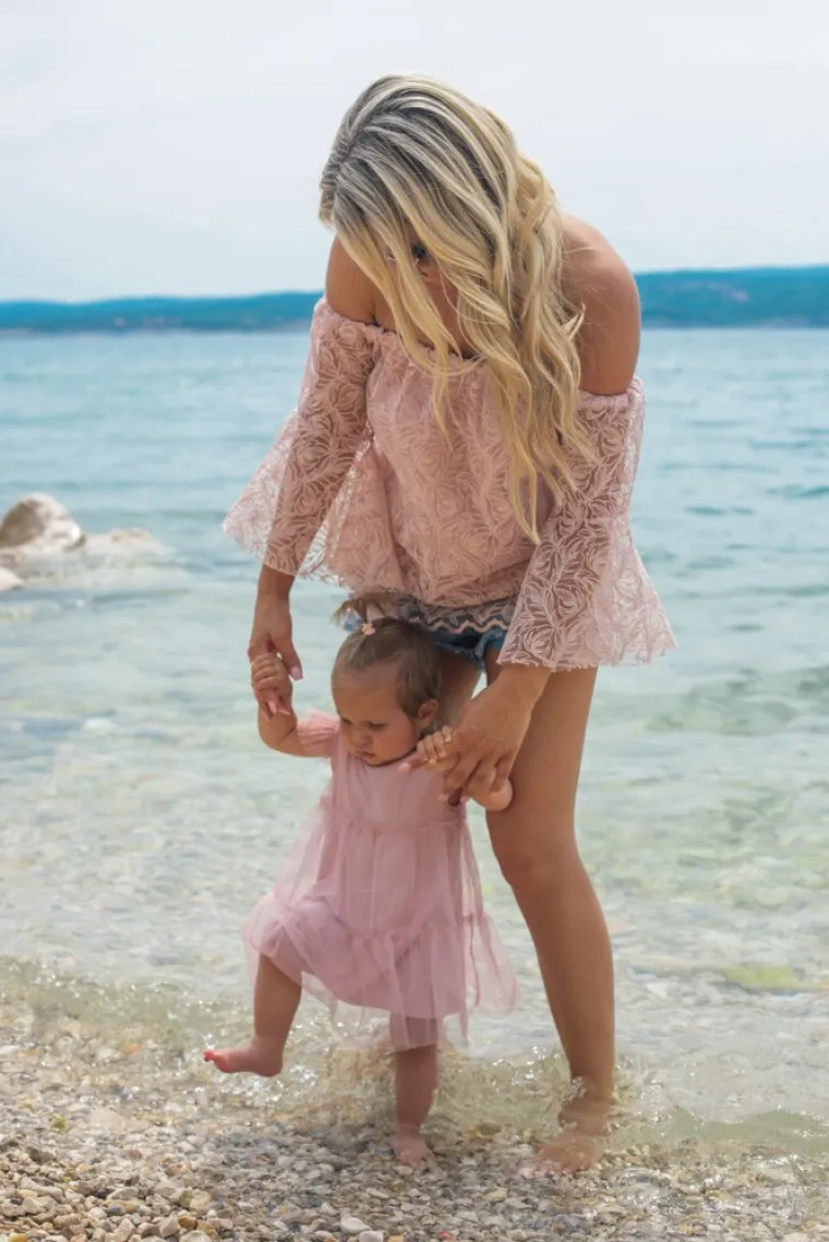 Razigrana i romantična kolekcija idealna je za duge &scaron;etnje u toplim ljetna danima, a dolazi u najpopularnijim bojama ove sezone: bijeloj, rozoj i boji pudera.