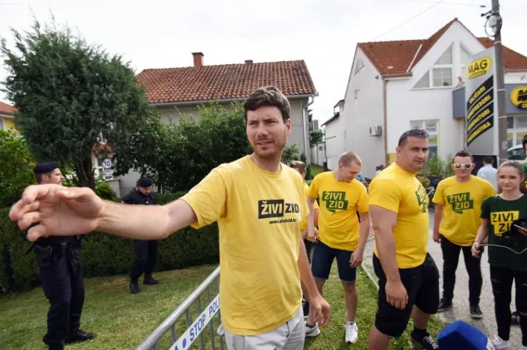 ZASTUPNIK PERNAR PONOVNO ZARADIO KAZNU: Policajci ga noseći udaljili s mjesta deložacije, a on ih je snimao - s dvije kamere