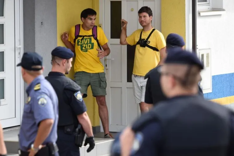 U mjestu &Scaron;enkovec, pokraj Čakovca, u utorak ujutro izvedena je jo&scaron; jedna deložacija. Ovog puta riječ je o obitelji Potočnjak kojoj su podr&scaron;ku do&scaron;li dati pripadnici Živog zida među kojima i saborski zastupnik Ivan Pernar.