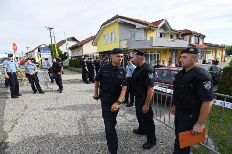 ZASTUPNIK PERNAR PONOVNO ZARADIO KAZNU: Policajci ga noseći udaljili s mjesta deložacije, a on ih je snimao - s dvije kamere