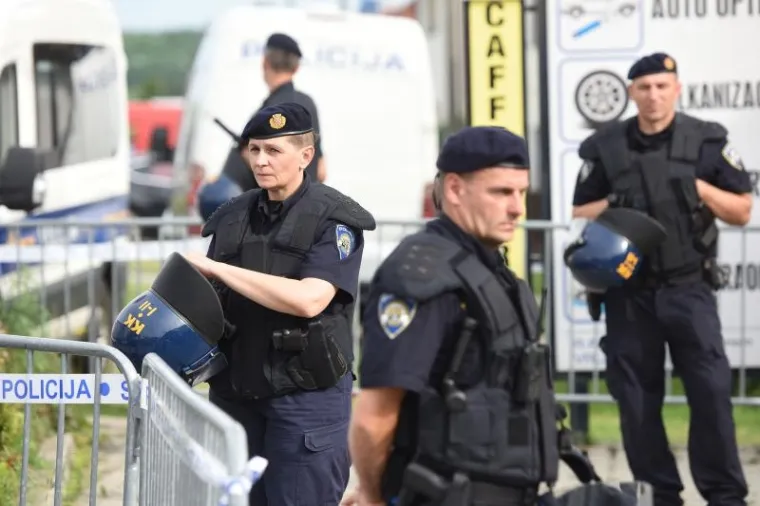 ZASTUPNIK PERNAR PONOVNO ZARADIO KAZNU: Policajci ga noseći udaljili s mjesta deložacije, a on ih je snimao - s dvije kamere