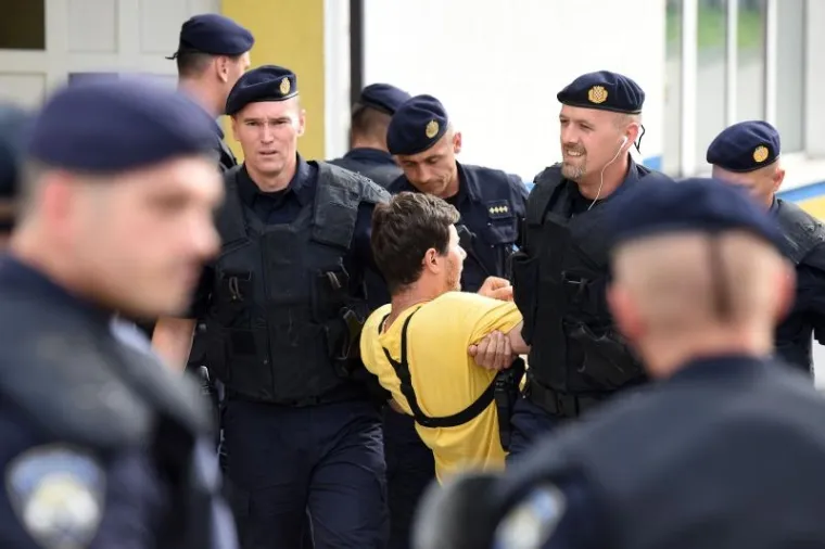 ZASTUPNIK PERNAR PONOVNO ZARADIO KAZNU: Policajci ga noseći udaljili s mjesta deložacije, a on ih je snimao - s dvije kamere