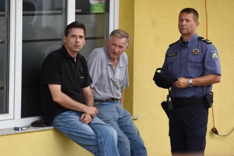 ZASTUPNIK PERNAR PONOVNO ZARADIO KAZNU: Policajci ga noseći udaljili s mjesta deložacije, a on ih je snimao - s dvije kamere