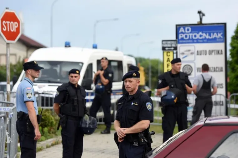 ZASTUPNIK PERNAR PONOVNO ZARADIO KAZNU: Policajci ga noseći udaljili s mjesta deložacije, a on ih je snimao - s dvije kamere