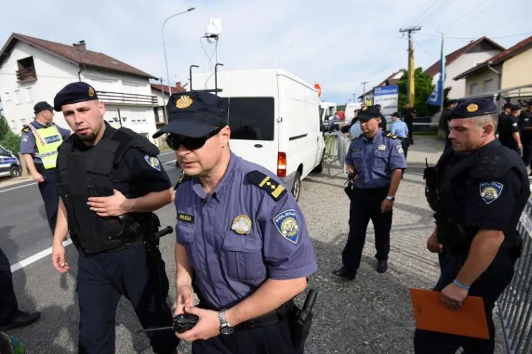 ZASTUPNIK PERNAR PONOVNO ZARADIO KAZNU: Policajci ga noseći udaljili s mjesta deložacije, a on ih je snimao - s dvije kamere