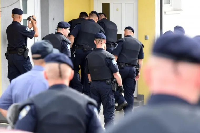 ZASTUPNIK PERNAR PONOVNO ZARADIO KAZNU: Policajci ga noseći udaljili s mjesta deložacije, a on ih je snimao - s dvije kamere