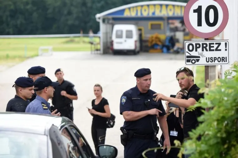 ZASTUPNIK PERNAR PONOVNO ZARADIO KAZNU: Policajci ga noseći udaljili s mjesta deložacije, a on ih je snimao - s dvije kamere