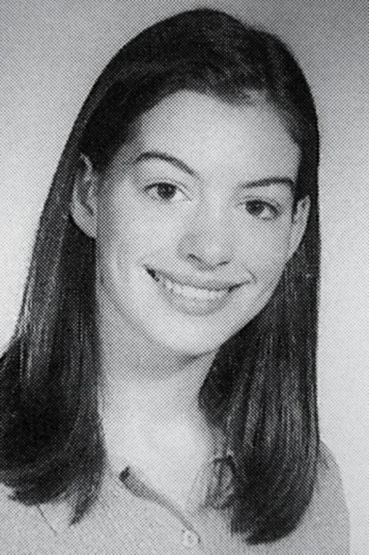 Možete li prepoznati zvijezde gledajući njihove fotografije iz godišnjaka? Možete pokušati, a  počet ćemo s relativno jednostavnim primjerom: Anne Hathaway