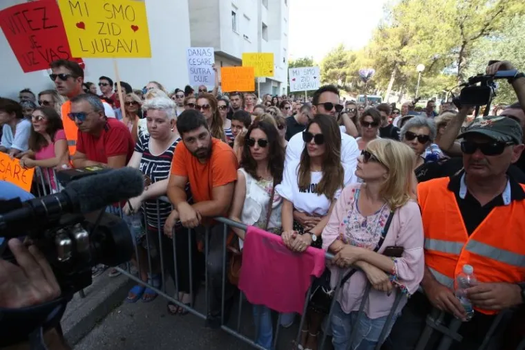 Na izvr&scaron;enje ovrhe malenog Cesarea stigla je i pjevačica Severina u pratnji supruga Igora Kojića. Pjevačica koja se bori za skrbni&scaron;tvo svojeg sina kazala je kako supsjeća s majkom Ninom čijeg sina sud želi odvasti u Italiju njegovom ocu dok dijete želi ostati uz majku.