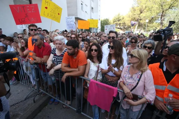 NA DELOŽACIJU MALENOG CESAREA STIGLA I SEVERINA: Stotine ljudi okupirale kuću u znak podr&scaron;ke mami Nini
