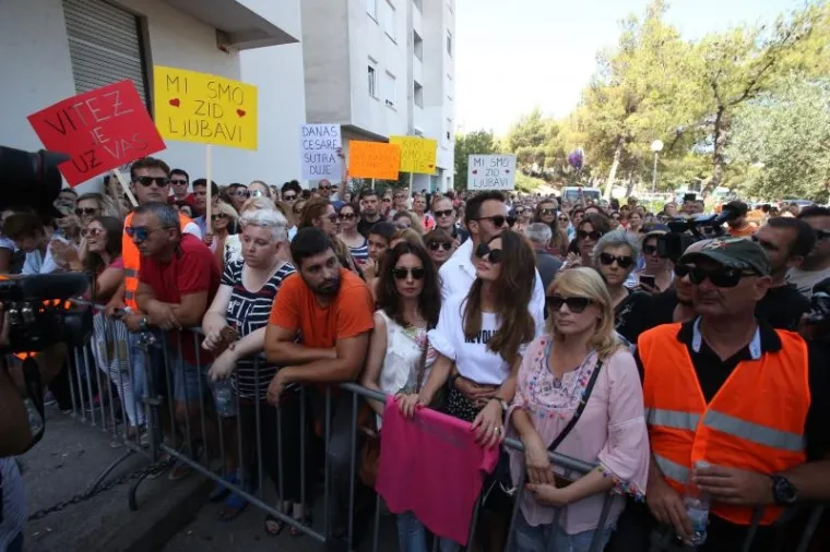 NA DELOŽACIJU MALENOG CESAREA STIGLA I SEVERINA: Stotine ljudi okupirale kuću u znak podr&scaron;ke mami Nini