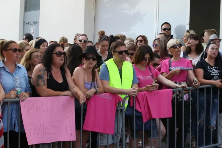 NA DELOŽACIJU MALENOG CESAREA STIGLA I SEVERINA: Stotine ljudi okupirale kuću u znak podr&scaron;ke mami Nini
