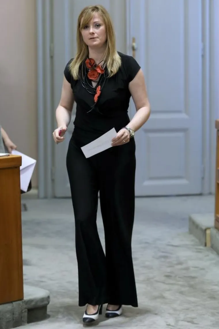 Crni kombinezon 'podigla' je neobičnom ogrlicom s narančastim cvjetovima.