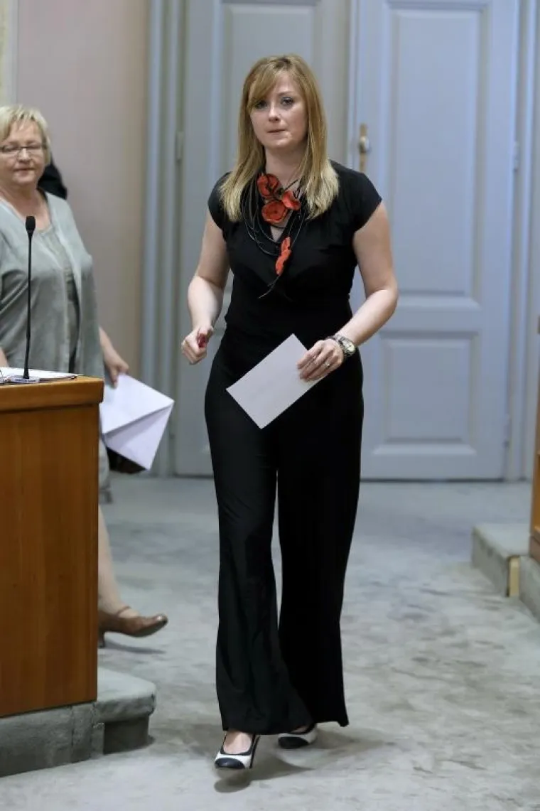 Ovu klasičnu kombinaciju upotpunila je crno-bijelim salonkama.