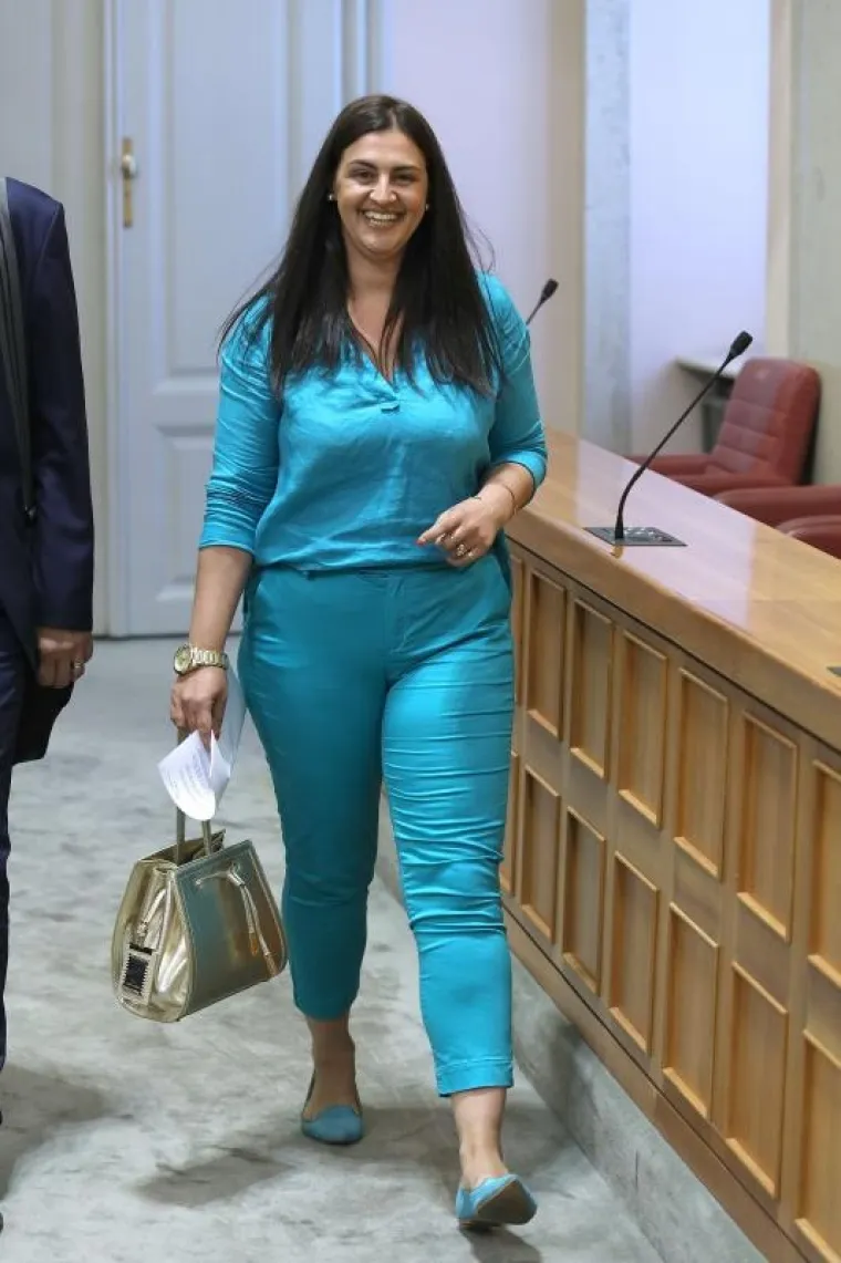 Poprilično upečatljivu kombinaciju nadopunila je metalik torbicom.