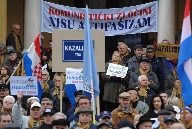 Pozivajući se na Rezoluciju Vijeća Europe iz 2006. godine o potrebi međunarodne osude zločina totalitarnih komunističkih režima, inicijativa Krug za trg počela je  tada, pa sveke iduće godine, prosvjedovati na zagrebačkom Trgu maršala Tita tražeći da se preimenuje u Kazališni trg.