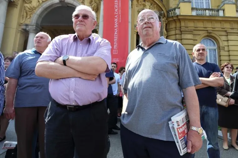 Na prosvjedima 'Kruga za trg' pojavljivao bi se i bivši član Saveza komunista Hrvatske Zdravko Tomac koji se u zrelijim godinama okrenuo udesno ujedno okrenuvši leđa komunističkoj ideologiji.