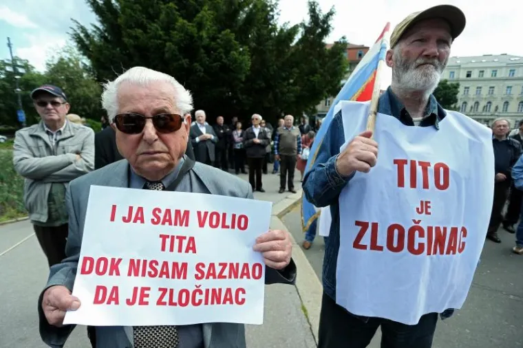 Prosvjednici su 2014. godine nosili transparente s ironičnim porukama o Titu.