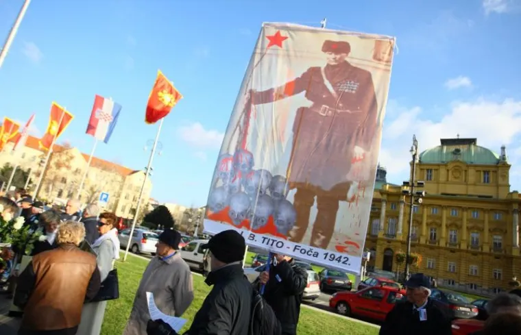 Broza se na skupovima prikazivalo kao krvavog zločinca i 'crvenog vampira'.