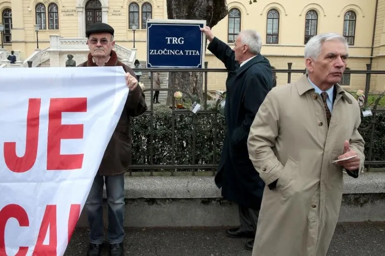 Alternativna tabla za trg koji se od 1990. opire preimenovanju.