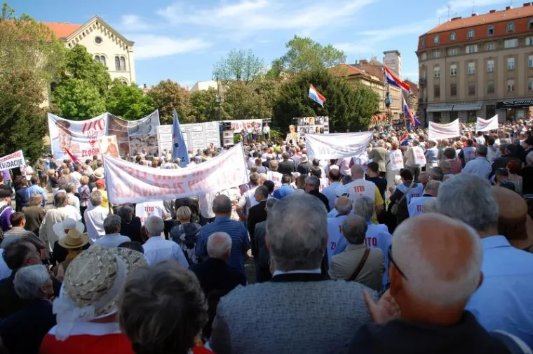 I na posvjednom skupu 2012. bilo je mno&scaron;tvo ljudi i transparenata.