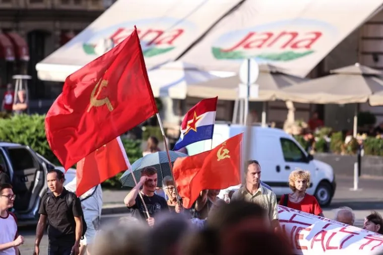 Nedavno se na trgu okupilo i mno&scaron;tvo onih koji žele da Trg mar&scaron;ala Tita ostane Trg mar&scaron;ala Tita. Zabtu potrebu iz ormara su izvađene i neke dugo neviđene zastave.