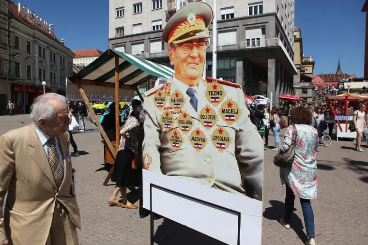 Tito od kartona omiljena je prosvjednička galanterija.