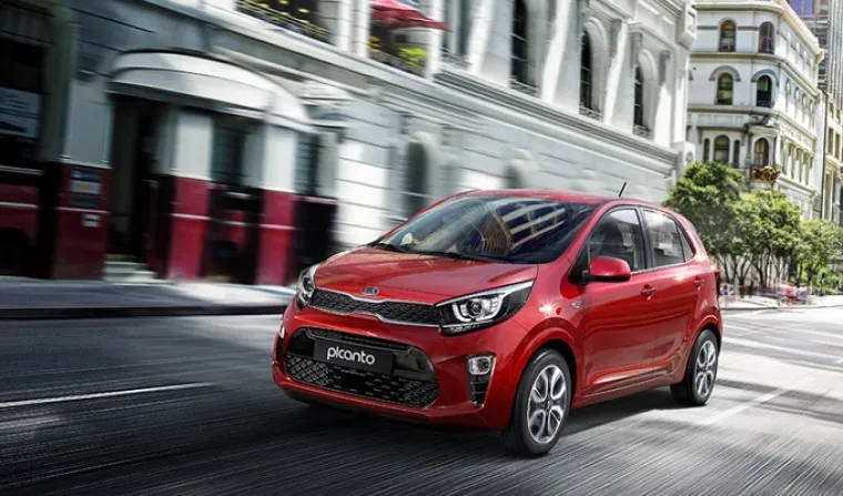 Dug 3595 mm, širok 1595 mm i visok 1485 mm, Picanto nudi sasvim dovoljno prostora za petero putnika što može zahvaliti i 2450 mm međuosovinskog razmaka, a sve je nekako zapakirano u vanjštinu koja ostavlja dojam profinjenosti i spremnosti za bitku na tržištu s rivalima.