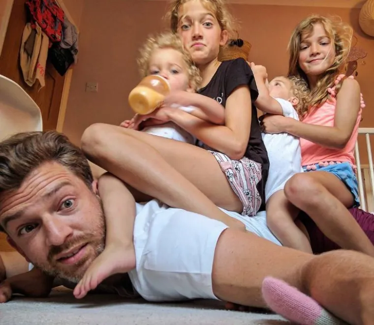 I dok mnogi muškarci jedva izlaze na kraj s jednom ženom, Simon Hooper ih ima pet!