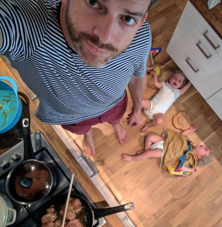 I dok mnogi muškarci jedva izlaze na kraj s jednom ženom, Simon Hooper ih ima pet! Ponosan je otac četiri živahne djevojčice i suprug žene koju voli najviše na svijetu. Iako se potajno nadao barem jednom sinu s kojim će gledati utakmice, kako kaže, Bog  je imao drugačiji plan i danas Simon živi s pet žena i ženica s kojima mu apsolutno nikada nije dosadno. Svoju kaotičnu svakodnevicu objavljuje na Instagramu. Poručuje, obožava svoje cure. Najstarija ima 10 godina, mlađa sedam, a blizanke su napunile jednu godinu. S godinama dolaze i razna pitanja, a Simon je obećao da će uvijek biti iskren prema djevojčicama pa je tako najstarija kći, koja u školi ima seksualni odgoj, pitala nedavno tatu: "Tata, koristiš li kondom". On joj je odgovorio: "Da", a ona je nastavila: " Zašto onda imaš toliko djece'".