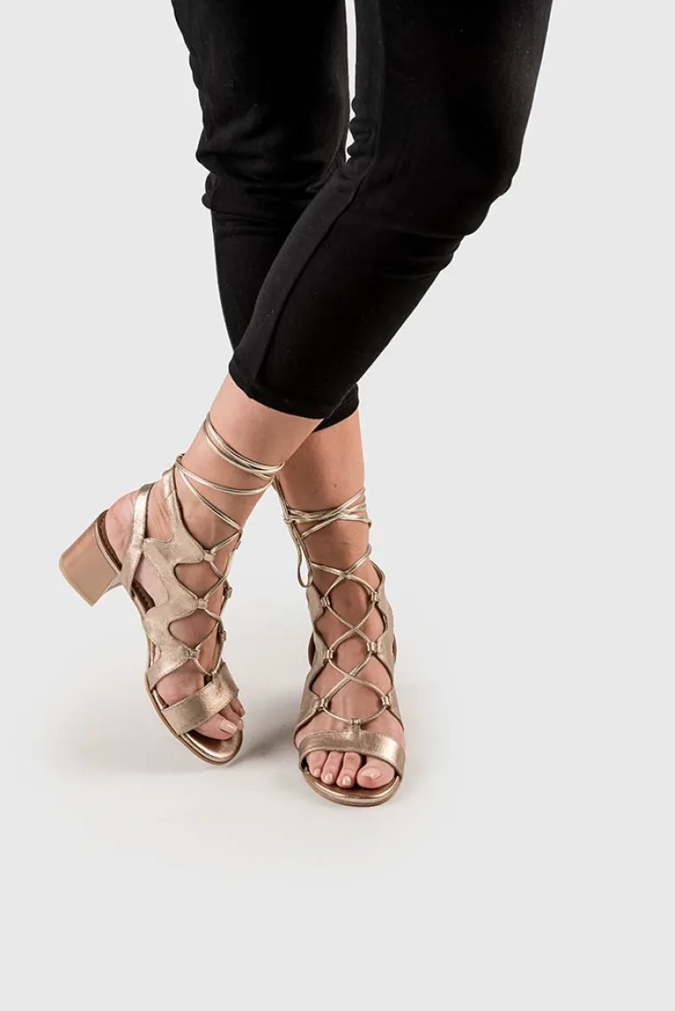 Visokokvalitetne Guliver modne dodatke sa sezonski sniženim cijenama kombinirajte uz svaki ljetni outfit i prigodu, od poslovnih sastanaka do rasplesanih festivala, uz nezaobilaznu visoku dozu samopouzdanja, ba&scaron; kao idealna Guliver žena.